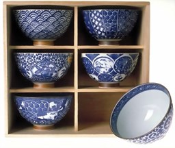 Bild von 6 Reisbowls  im Holzregal , Porzellan